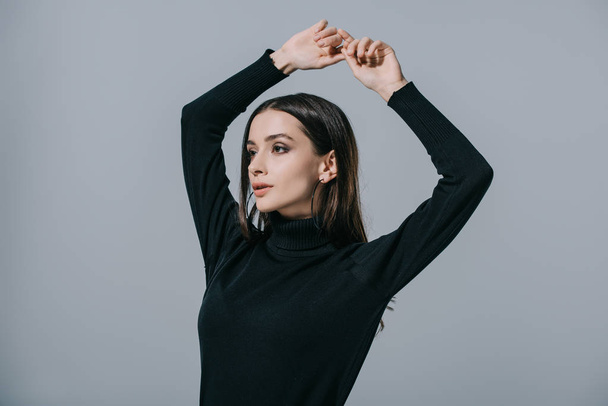 schönes stylisches Model posiert in schwarzem Pullover, isoliert auf grau - Foto, Bild
