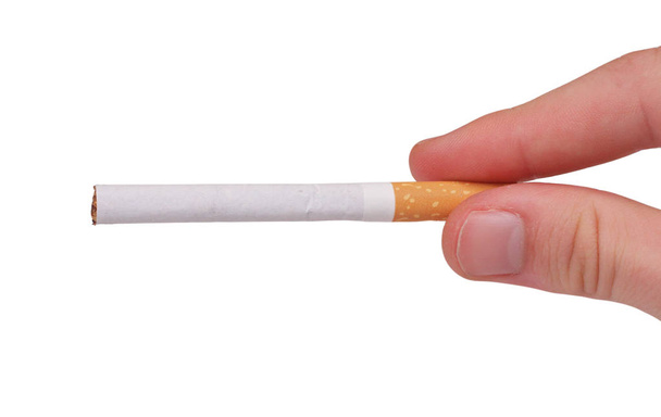 vingers met een sigaret geïsoleerd op witte achtergrond - Foto, afbeelding