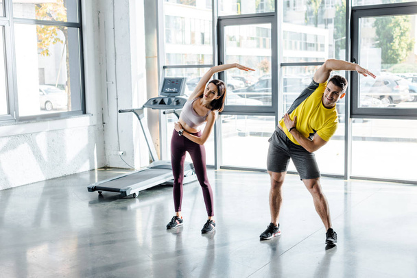 sportsman and sportswoman working out together in sports center - Fotoğraf, Görsel
