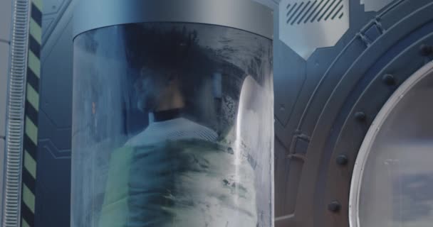 Homem astronauta dormindo em uma vagem de vidro
 - Filmagem, Vídeo