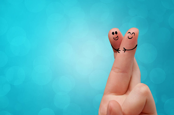 Ευτυχισμένη λίγο τα δάχτυλα χαμογελαστός και να κρέμονται μαζί - Φωτογραφία, εικόνα