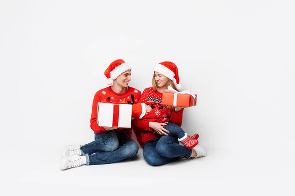 Happy loving family, dad, mom and baby, celebrate Christmas, sit - Fotoğraf, Görsel