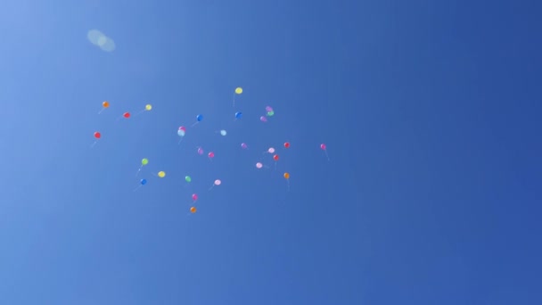 mooie gekleurde ballonnen vliegen in de lucht, rood blauw geel oranje roze. Veel kleurrijke ballonnen vliegen in de lucht. Feest- en verjaardagsconcept. Het concept van een mooie vakantie. - Video