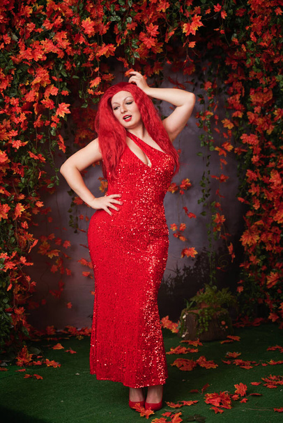 bela menina gorda em vestido de noite longo vermelho no parque de outono. corpo de comprimento total
. - Foto, Imagem