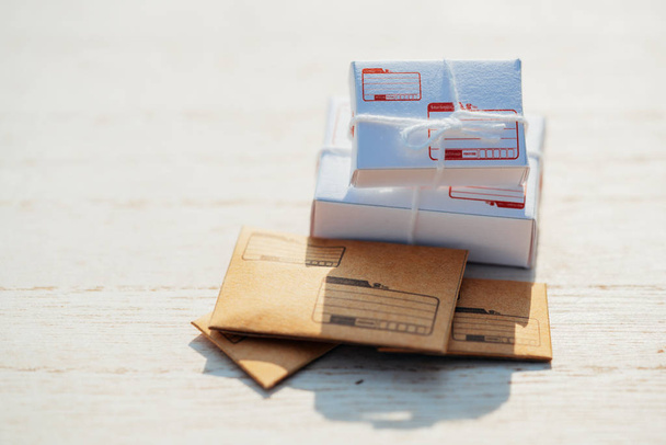 Egy rakás levél és egy doboz csomag. postahivatal fogalma. - Fotó, kép