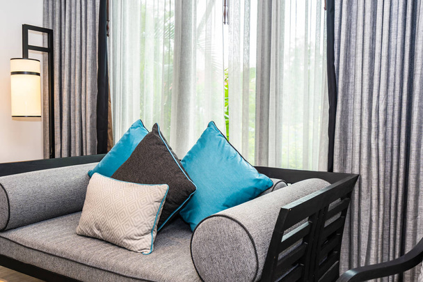 Bel oreiller confortable sur la décoration de canapé-lit dans le salon ro
 - Photo, image