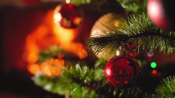 Closeup 4k βίντεο με χριστουγεννιάτικο δέντρο και τζάκι. Τέλειο φόντο για το Νέο Έτος ή Χριστούγεννα έλευση - Πλάνα, βίντεο