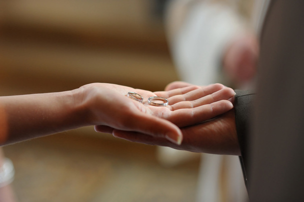 Groom holding bride's hand - Foto, Bild