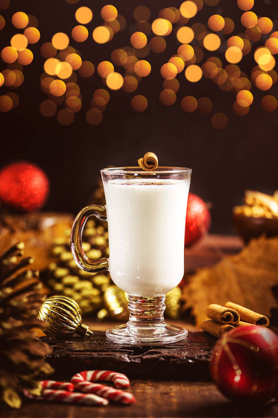 Έγκνογκ. Τυπικό χριστουγεννιάτικο ποτό με φόντο φώτα Χριστουγέννων. Επίδραση Bokeh στο θέμα των Χριστουγέννων. Ποτό χειμώνα πενήντα. - Φωτογραφία, εικόνα