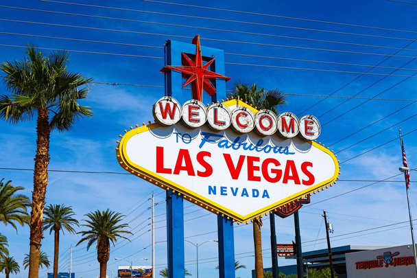 Üdvözöljük a mesés Las Vegas jel fényes napos napon Las Vegasban.Üdvözöljük a Never Sleep City Las Vegas, Nevada Sign a szíve Las Vegas jelenet a háttérben. - Fotó, kép