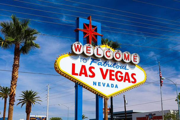 Το Welcome to Fabulous Las Vegas υπογράψει τη φωτεινή ηλιόλουστη μέρα στο Las Vegas.Welcome to Never Sleep city Las Vegas, Nevada Εγγραφείτε με την καρδιά του Λας Βέγκας σκηνή στο παρασκήνιο. - Φωτογραφία, εικόνα
