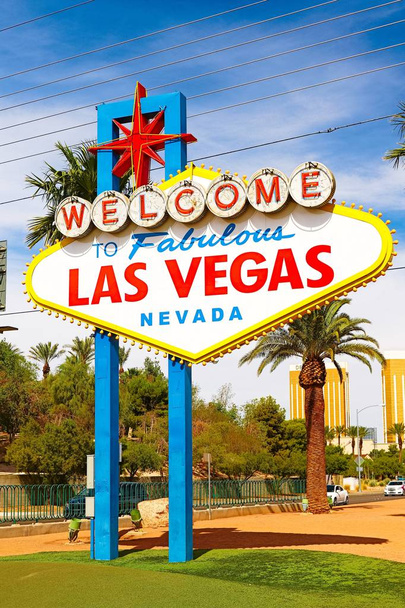 Witamy w Fabulous znak Las Vegas w jasny słoneczny dzień w Las Vegas.Welcome to Never Sleep city Las Vegas, Nevada Sign with the heart of Las Vegas scene in the background. - Zdjęcie, obraz