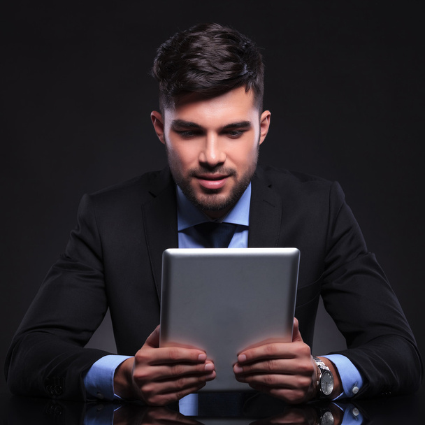 mladý obchodní muž se dívá na jeho tablet - Fotografie, Obrázek