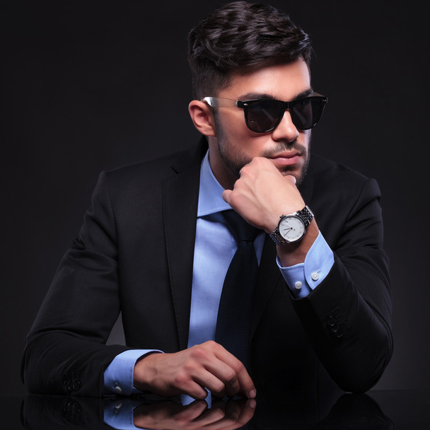young business man with hand on chin - Foto, Imagem