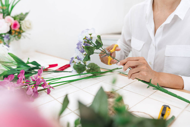 young women business owner florist making or Arranging Artificia - Foto, Imagen