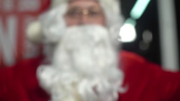 Santa Claus trénink v posilovně na Štědrý den - Záběry, video