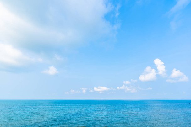 Beau paysage de mer océan avec nuage blanc et ciel bleu
 - Photo, image