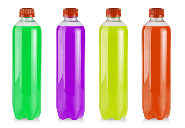 die Plastikflaschen mit farbigem Saft auf weiß - Foto, Bild