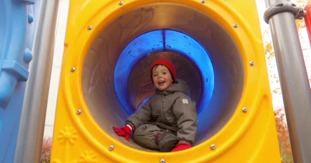 Iloinen lapsi leikkikentällä puistossa
 - Materiaali, video