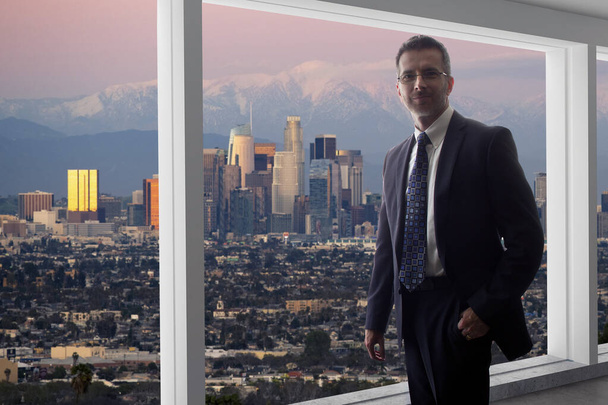 Un homme d'affaires portant un costume regardant les bâtiments du centre-ville de Los Angeles depuis une fenêtre de bureau. L'homme ressemble à un politicien comme un maire, ou un architecte ou un promoteur immobilier travaillant à LA
. - Photo, image