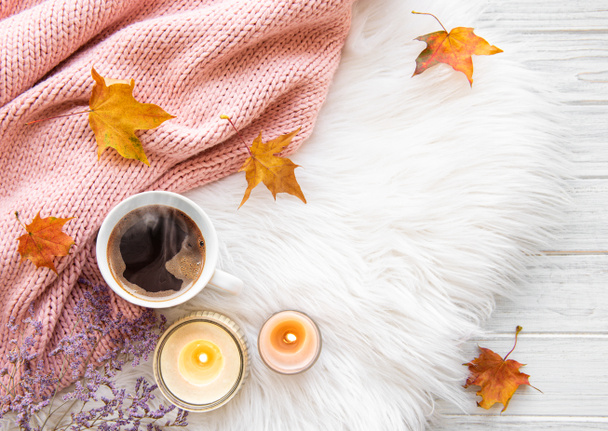 Taza de café y hojas de otoño sobre un fondo de piel
 - Foto, imagen
