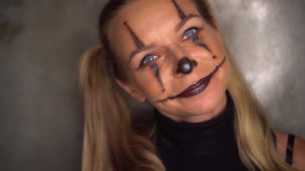 Halloween clown vrouw portret poseren over betonnen muur achtergrond - Video