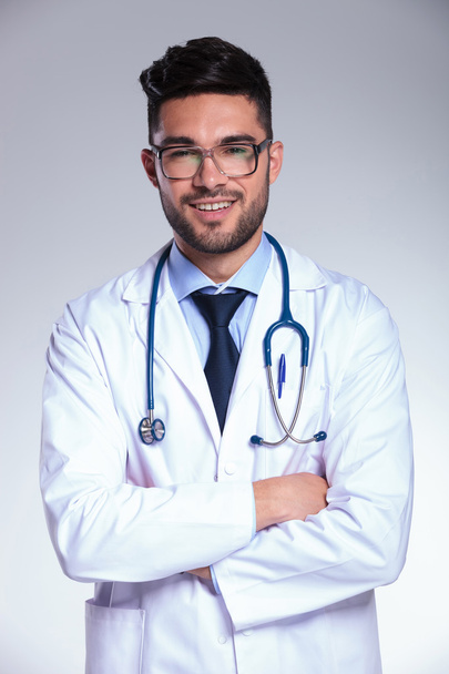 νέος γιατρός, με διπλωμένα χέρια - Φωτογραφία, εικόνα