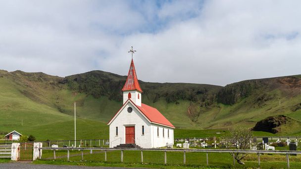 La iglesia en sandavagur en la isla Feroe de Vagar
 - Foto, Imagen