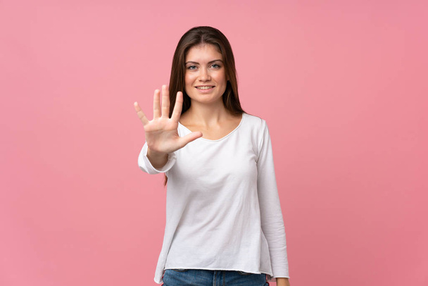 Νεαρή γυναίκα πάνω από απομονωμένο ροζ φόντο καταμέτρηση πέντε με τα δάχτυλα - Φωτογραφία, εικόνα