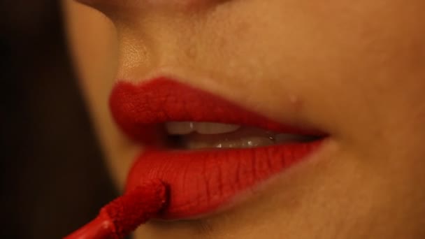 Nainen, joka käyttää punaista huulipunaa - Materiaali, video