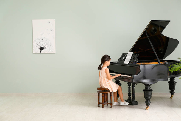 Evde kuyruklu piyano çalan küçük kız - Fotoğraf, Görsel