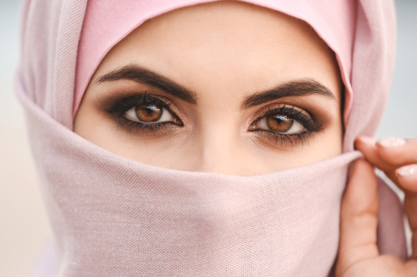 Retrato de una hermosa mujer musulmana al aire libre, primer plano
 - Foto, imagen