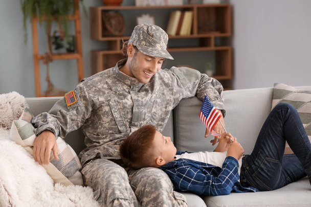 Felice uomo militare con suo figlio a casa
 - Foto, immagini