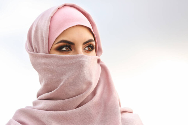 屋外の美しいイスラム教徒の女性の肖像画 - 写真・画像