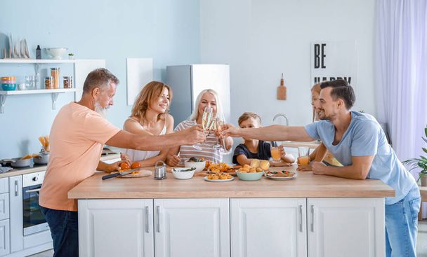 Iso perhe clinking lasit juhlaillallisen aikana kotona
 - Valokuva, kuva
