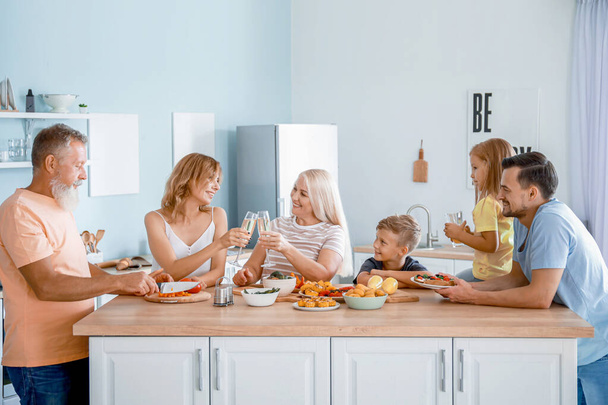 Nagy család vacsorázik otthon - Fotó, kép