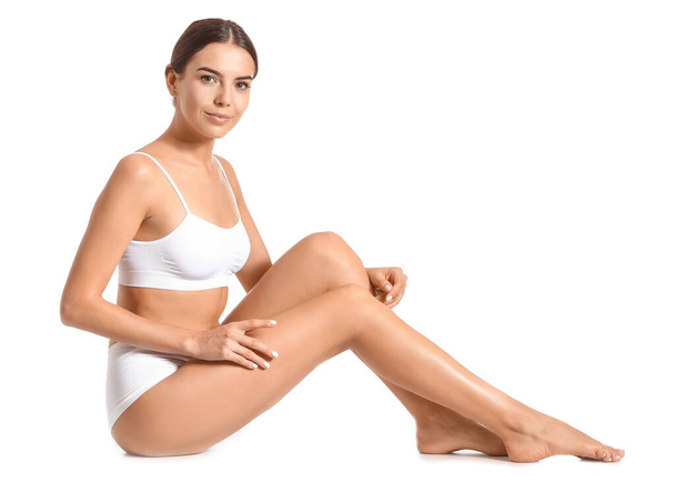 Žena s krásnými nohami po depilaci na bílém pozadí - Fotografie, Obrázek