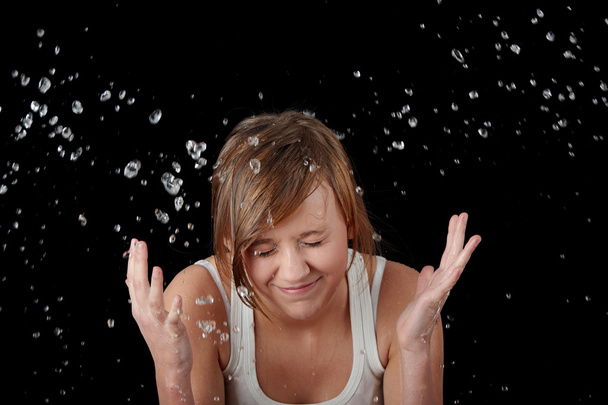 tini lány mosás vízzel az arcát - Fotó, kép
