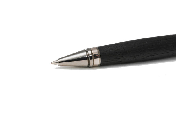Kuličkové pero ze dřeva a kovu na bílém pozadí - Fotografie, Obrázek