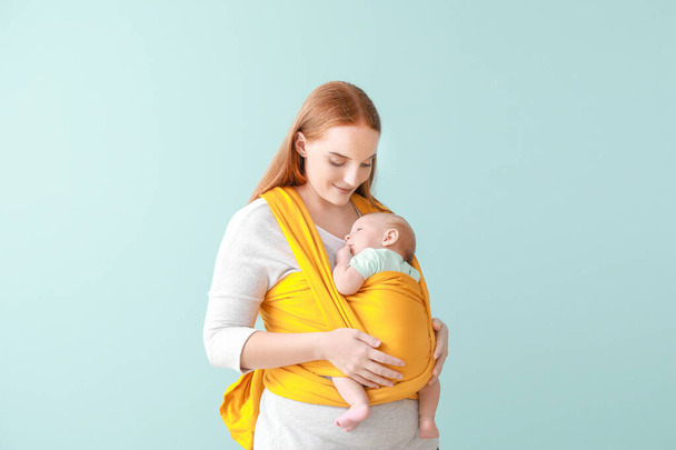 Мати з милою дитиною на кольоровому фоні
 - Фото, зображення
