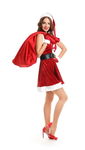 Mulher bonita vestida de Papai Noel com saco no fundo branco
 - Foto, Imagem