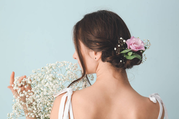 Mulher com buquê de flores bonitas no fundo de cor
 - Foto, Imagem