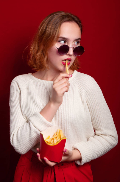 beautiful girl with French fries and drink - Φωτογραφία, εικόνα