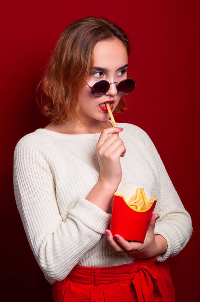beautiful girl with French fries and drink - Zdjęcie, obraz