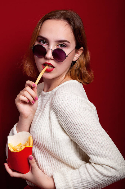 beautiful girl with French fries and drink - Foto, Imagem