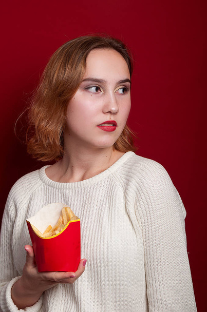 beautiful girl with French fries and drink - Foto, immagini