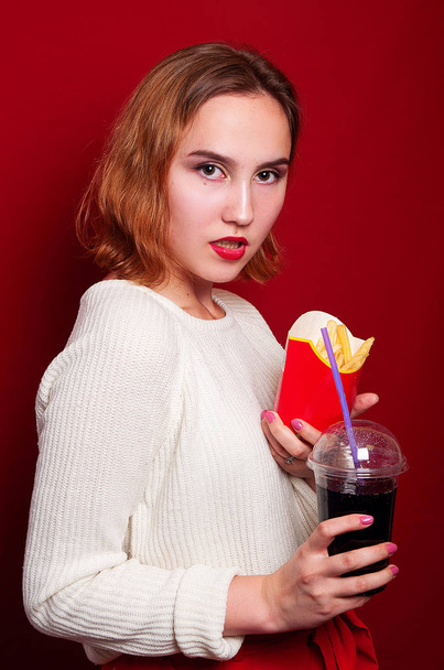 beautiful girl with French fries and drink - Foto, Bild