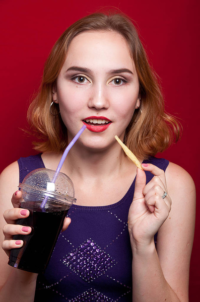 beautiful girl with French fries and drink - Fotoğraf, Görsel
