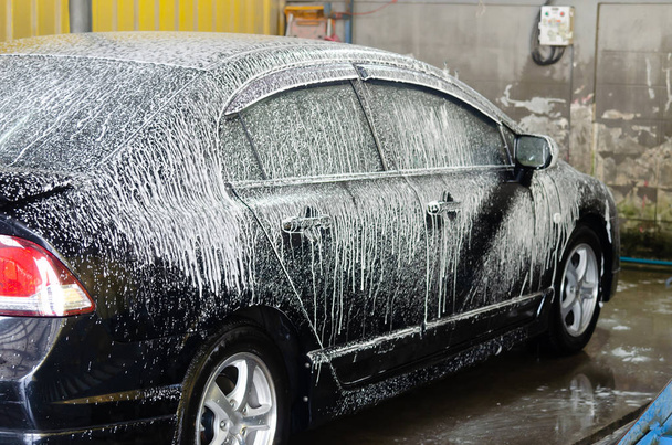 Lavado de coches con espuma
 - Foto, Imagen