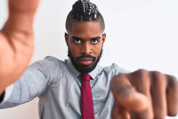 Afrikkalainen amerikkalainen liikemies tehdä selfie kameralla yli eristetty valkoinen tausta sormella kameraan ja sinulle, käsi merkki, positiivinen ja luottavainen ele edestä
 - Valokuva, kuva